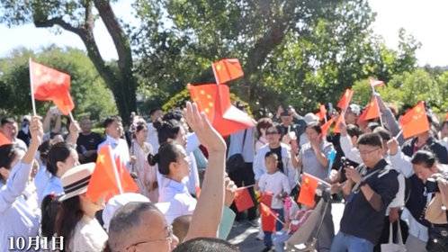 果然视频|国庆节蓬莱阁景区同唱一首歌,77岁老人哽咽祝福祖国